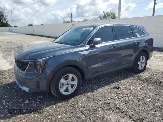 2024 Kia Sorento LX z VIN 5XYRG4JC6RG306002, wystawiony jako Copart lot #58861835 z przebiegiem Nie podano mil oraz Szkoda całkowita • Salvage title. Historia ofert i sprzedaży dostępna na DreamBid. Obrazek 1.