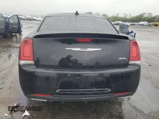 2015 Chrysler 300 S z VIN 2C3CCABG9FH780710, wystawiony jako Copart lot #57951145 z przebiegiem 126 268 mil mil oraz Szkoda całkowita • Salvage title. Historia ofert i sprzedaży dostępna na DreamBid. Obrazek 6.