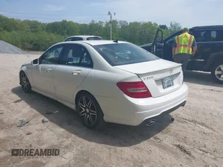 2013 Mercedes-Benz C 300 Sport z VIN WDDGF8AB7DR273519, wystawiony jako IAAI lot #42236450 z przebiegiem 92 851 mil mil oraz . Historia ofert i sprzedaży dostępna na DreamBid. Obrazek 3.
