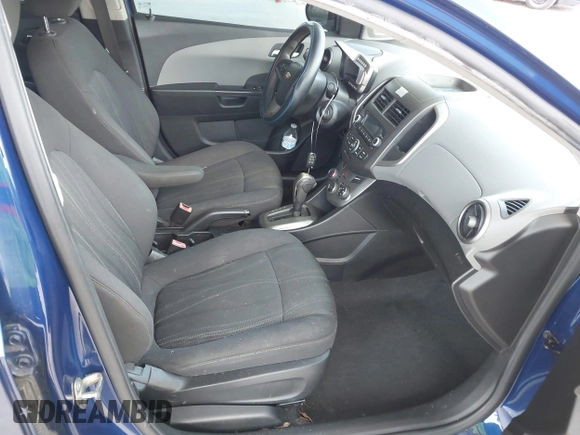 2014 Chevrolet Sonic LT z VIN 1G1JC5SH5E4158757, wystawiony jako IAAI lot #42365251 z przebiegiem 151 346 mil mil oraz . Historia ofert i sprzedaży dostępna na DreamBid. Obrazek 5.