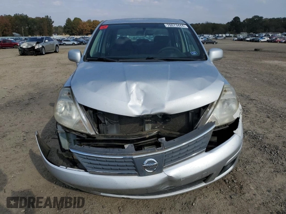 2007 Nissan Versa SL z VIN 3N1BC11EX7L454398, wystawiony jako Copart lot #78073444 z przebiegiem 94 568 mil mil oraz Szkoda całkowita • Salvage title. Historia ofert i sprzedaży dostępna na DreamBid. Obrazek 5.