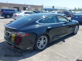 2013 Tesla Model S Performance z VIN 5YJSA1CP6DFP08779, wystawiony jako IAAI lot #42172960 z przebiegiem 136 450 mil mil oraz . Historia ofert i sprzedaży dostępna na DreamBid. Obrazek 4.
