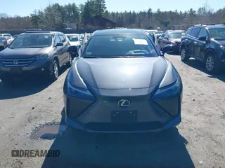 2024 Lexus RZ 300e Premium z VIN JTJABABB7RA002691, wystawiony jako IAAI lot #41999231 z przebiegiem 5515 mil mil oraz . Historia ofert i sprzedaży dostępna na DreamBid. Obrazek 12.