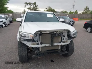 2020 Toyota Tacoma SR5 z VIN 5TFCZ5AN5LX242708, wystawiony jako IAAI lot #42356772 z przebiegiem 65 442 mil mil oraz . Historia ofert i sprzedaży dostępna na DreamBid. Obrazek 6.