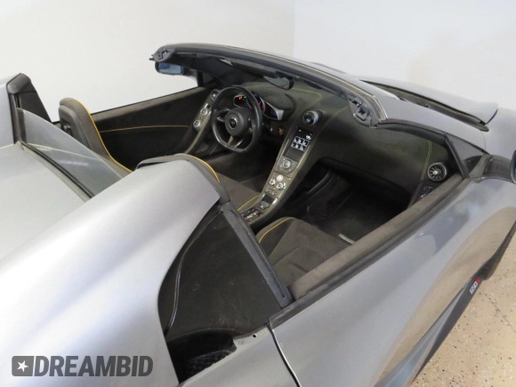 2016 McLaren 650S z VIN SBM11FAA1GW006061, wystawiony jako Copart lot #73406814 z przebiegiem 16 999 mil mil oraz Szkody całkowita. Historia ofert i sprzedaży dostępna na DreamBid. Obrazek 6.