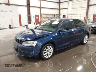 2011 Volkswagen Jetta SE z VIN 3VWDZ7AJ6BM105985, wystawiony jako IAAI lot #41818129 z przebiegiem 126 051 mil mil oraz . Historia ofert i sprzedaży dostępna na DreamBid. Obrazek 2.