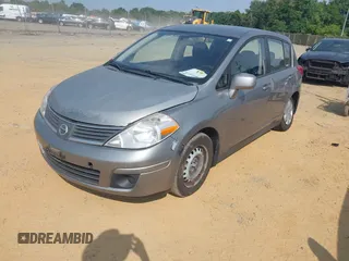 2007 Nissan Versa SL z VIN 3N1BC13E57L424125, wystawiony jako IAAI lot #42418376 z przebiegiem 196 779 mil mil oraz . Historia ofert i sprzedaży dostępna na DreamBid. Obrazek 2.