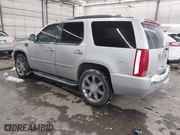 2010 Cadillac Escalade Luxury z VIN 1GYUKBEF1AR155880, wystawiony jako IAAI lot #41542872 z przebiegiem Nie podano mil oraz . Historia ofert i sprzedaży dostępna na DreamBid. Obrazek 3.