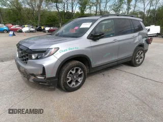 2023 Honda Passport TrailSport z VIN 5FNYF8H6XPB044222, wystawiony jako IAAI lot #42134331 z przebiegiem 19 026 mil mil oraz . Historia ofert i sprzedaży dostępna na DreamBid. Obrazek 2.