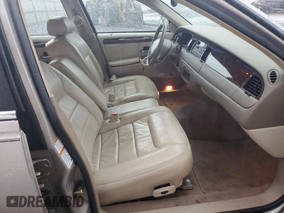 2000 Lincoln Town Car Signature with VIN 1LNHM82W2YY770068, listed as a Copart auction lot 44062385 with 109,941 mi miles and Salvage title. Bid and sale history available at DreamBid. Image 7.