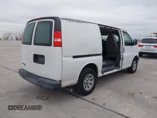 2013 Chevrolet Express Cargo z VIN 1GCSGAFX4D1128353, wystawiony jako IAAI lot #41369784 z przebiegiem 109 703 mil mil oraz . Historia ofert i sprzedaży dostępna na DreamBid. Obrazek 4.
