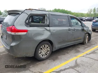 2011 Toyota Sienna XLE AAS z VIN 5TDYK3DC0BS062372, wystawiony jako IAAI lot #42257069 z przebiegiem 195 698 mil mil oraz . Historia ofert i sprzedaży dostępna na DreamBid. Obrazek 4.