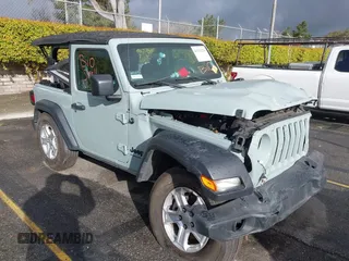 2023 Jeep Wrangler Willys z VIN 1C4HJXAG0PW600660, wystawiony jako IAAI lot #41713238 z przebiegiem 43 717 mil mil oraz . Historia ofert i sprzedaży dostępna na DreamBid. Obrazek 1.