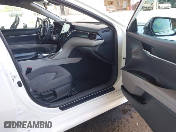 2024 Toyota Camry LE z VIN 4T1C11AK4RU864390, wystawiony jako IAAI lot #42212311 z przebiegiem 17 107 mil mil oraz . Historia ofert i sprzedaży dostępna na DreamBid. Obrazek 5.