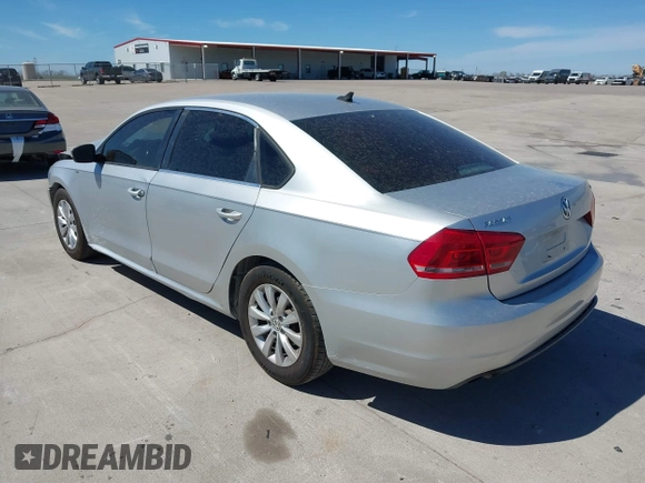 2014 Volkswagen Passat S z VIN 1VWAT7A32EC120334, wystawiony jako IAAI lot #41797929 z przebiegiem 162 246 mil mil oraz . Historia ofert i sprzedaży dostępna na DreamBid. Obrazek 3.