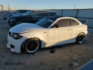 2011 BMW 1 Series 128i z VIN WBAUP9C56BVL90128, wystawiony jako Copart lot #86883994 z przebiegiem 149 463 mil mil oraz Szkody całkowita. Historia ofert i sprzedaży dostępna na DreamBid. Obrazek 1.
