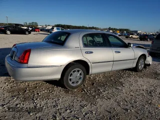 2002 Lincoln Town Car Signature z VIN 1LNHM82W92Y671562, wystawiony jako Copart lot #47391265 z przebiegiem Nie podano mil oraz Szkoda całkowita • Salvage title. Historia ofert i sprzedaży dostępna na DreamBid. Obrazek 3.