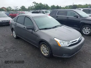 2009 Ford Focus SE z VIN 1FAHP35N59W180533, wystawiony jako IAAI lot #42443367 z przebiegiem 176 065 mil mil oraz . Historia ofert i sprzedaży dostępna na DreamBid. Obrazek 1.