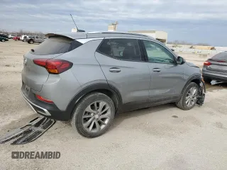 2023 Buick Encore GX Essence z VIN KL4MMGSLXPB132911, wystawiony jako Copart lot #49880115 z przebiegiem 50 287 mil mil oraz Szkoda całkowita • Salvage title. Historia ofert i sprzedaży dostępna na DreamBid. Obrazek 3.