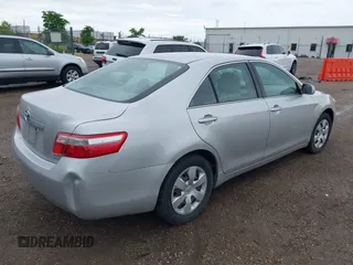 2007 Toyota Camry CE z VIN 4T1BE46K87U188131, wystawiony jako IAAI lot #42378672 z przebiegiem 274 966 mil mil oraz . Historia ofert i sprzedaży dostępna na DreamBid. Obrazek 4.