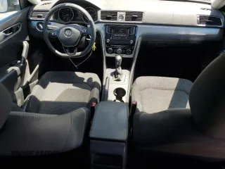 2017 Volkswagen Passat S z VIN 1VWAT7A34HC016349, wystawiony jako Copart lot #56190825 z przebiegiem 88 418 mil mil oraz Szkoda całkowita • Salvage title. Historia ofert i sprzedaży dostępna na DreamBid. Obrazek 8.