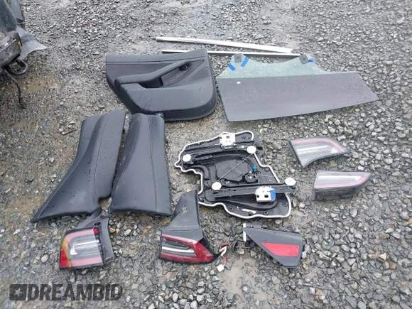 2018 Tesla Model 3 Long Range Battery z VIN 5YJ3E1EB2JF087823, wystawiony jako IAAI lot #41903609 z przebiegiem 69 749 mil mil oraz . Historia ofert i sprzedaży dostępna na DreamBid. Obrazek 12.