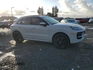 2024 Porsche Cayenne z VIN WP1AA2AY7RDA03399, wystawiony jako Copart lot #42403415 z przebiegiem 24 319 mil mil oraz Szkoda całkowita • Salvage title. Historia ofert i sprzedaży dostępna na DreamBid. Obrazek 4.