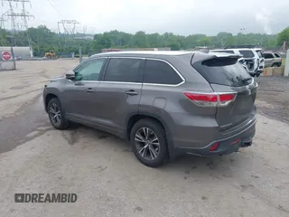 2016 Toyota Highlander XLE z VIN 5TDJKRFHXGS258923, wystawiony jako IAAI lot #42372340 z przebiegiem 181 438 mil mil oraz . Historia ofert i sprzedaży dostępna na DreamBid. Obrazek 3.
