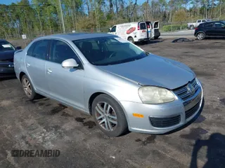 2005 Volkswagen Jetta 2.5L с VIN 3VWDF71K65M608938, выставлен на аукционе IAAI как лот 41880658 с пробегом 108 701 миль миль и . История ставок и продаж доступна на DreamBid. Изображение 1.