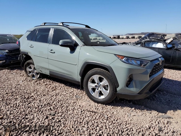 2021 Toyota RAV4 XLE with VIN 2T3W1RFV7MW109538, listed as a Copart auction lot 46489895 with 33,932 mi miles and Salvage Title. Bid and sale history available at carsss.com. Image 4.