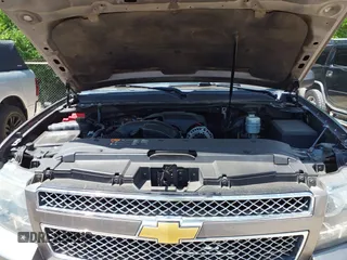 2013 Chevrolet Suburban LT with VIN 1GNSCJE03DR337592, listed as a IAAI auction lot 42101370 with 204,311 mi miles. Bid and sale history available at carsss.com. Image 10.