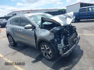 2020 Kia Sportage EX z VIN KNDPN3ACXL7779610, wystawiony jako IAAI lot #42235077 z przebiegiem 133 380 mil mil oraz . Historia ofert i sprzedaży dostępna na DreamBid. Obrazek 1.