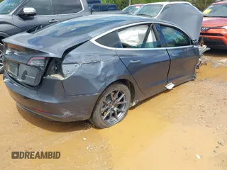 2020 Tesla Model 3 Long Range z VIN 5YJ3E1EB5LF710788, wystawiony jako IAAI lot #42020503 z przebiegiem 76 606 mil mil oraz . Historia ofert i sprzedaży dostępna na DreamBid. Obrazek 4.