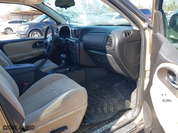 2006 Chevrolet TrailBlazer LS with VIN 1GNDS13S462328945, listed as a IAAI auction lot 41587684 with 232,076 mi miles. Bid and sale history available at carsss.com. Image 5.