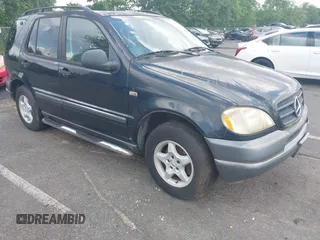 1999 Mercedes-Benz M 320/430/500 z VIN 4JGAB54E1XA133397, wystawiony jako IAAI lot #42731558 z przebiegiem 227 698 mil mil oraz . Historia ofert i sprzedaży dostępna na DreamBid. Obrazek 1.
