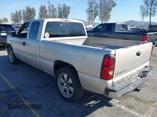 2005 Chevrolet Silverado 1500 LS with VIN 2GCEC19T051261530, listed as a IAAI auction lot 41624941 with 246,685 mi miles. Bid and sale history available at carsss.com. Image 3.