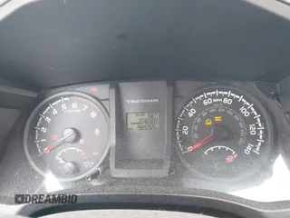 2017 Toyota Tacoma SR z VIN 5TFSX5EN2HX054134, wystawiony jako IAAI lot #42351829 z przebiegiem 98 592 mil mil oraz . Historia ofert i sprzedaży dostępna na DreamBid. Obrazek 7.