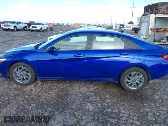 2024 Hyundai Elantra SEL z VIN KMHLM4DG5RU823587, wystawiony jako IAAI lot #42475697 z przebiegiem 27 753 mil mil oraz . Historia ofert i sprzedaży dostępna na DreamBid. Obrazek 14.
