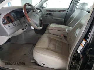 2001 Lincoln Town Car Signature z VIN 1LNHM82W41Y739121, wystawiony jako Copart lot #56738385 z przebiegiem 112 528 mil mil oraz Szkoda całkowita • Salvage title. Historia ofert i sprzedaży dostępna na DreamBid. Obrazek 7.