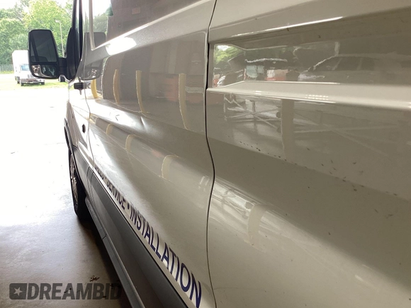 2019 Ford Transit z VIN 1FTYR2CM1KKA32062, wystawiony jako IAAI lot #42596475 z przebiegiem 151 369 mil mil oraz . Historia ofert i sprzedaży dostępna na DreamBid. Obrazek 18.