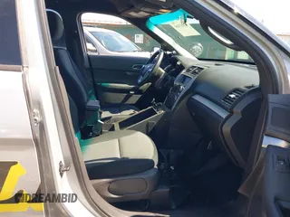 2013 Ford Police Interceptor Utility z VIN 1FM5K8AR8DGA68521, wystawiony jako IAAI lot #42063404 z przebiegiem 84 716 mil mil oraz . Historia ofert i sprzedaży dostępna na DreamBid. Obrazek 5.