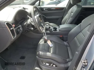 2019 Porsche Cayenne z VIN WP1AA2AY2KDA06944, wystawiony jako Copart lot #58266535 z przebiegiem 52 027 mil mil oraz Szkoda całkowita • Salvage title. Historia ofert i sprzedaży dostępna na DreamBid. Obrazek 7.