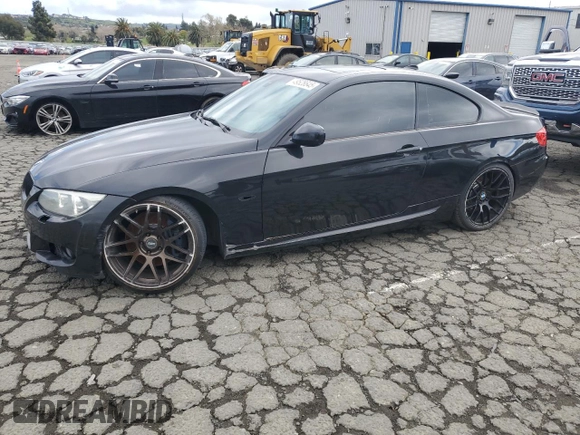 2012 BMW 3 Series 335i z VIN WBAKG7C50CE263260, wystawiony jako Copart lot #49528645 z przebiegiem 220 656 mil mil oraz Czysty tytuł • Clean title. Historia ofert i sprzedaży dostępna na DreamBid. Obrazek 1.