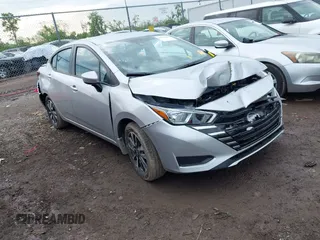 2024 Nissan Versa SV z VIN 3N1CN8EV8RL908698, wystawiony jako IAAI lot #42214539 z przebiegiem 4 175 mil mil oraz . Historia ofert i sprzedaży dostępna na DreamBid. Obrazek 1.