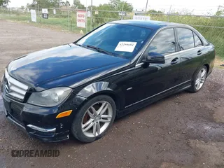 2012 Mercedes-Benz C 250 Sport z VIN WDDGF4HB6CR214135, wystawiony jako IAAI lot #42295684 z przebiegiem 147 768 mil mil oraz . Historia ofert i sprzedaży dostępna na DreamBid. Obrazek 2.