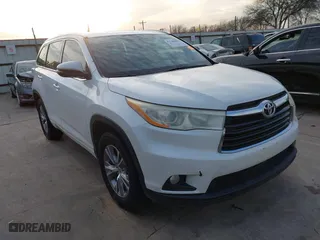 2014 Toyota Highlander XLE with VIN 5TDKKRFH3ES038170, listed as a IAAI auction lot 41740889 with 215,715 mi miles. Bid and sale history available at carsss.com. Image 1.
