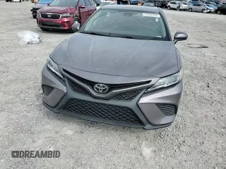 2020 Toyota Camry SE z VIN 4T1G11AK8LU927869, wystawiony jako Copart lot #57242235 z przebiegiem 85 487 mil mil oraz Szkoda całkowita • Salvage title. Historia ofert i sprzedaży dostępna na DreamBid. Obrazek 14.