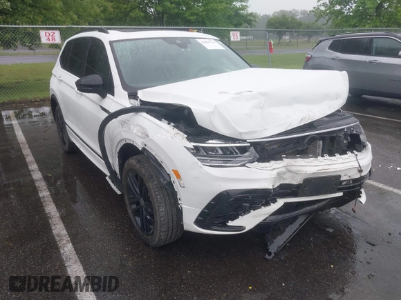 2022 Volkswagen Tiguan SE R-Line Black with VIN 3VV8B7AX6NM027050, listed as a IAAI auction lot 42463714 with 45,303 mi miles and . Bid and sale history available at DreamBid. Image 1.