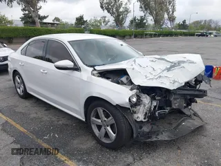 2012 Volkswagen Passat SE z VIN 1VWBP7A31CC099045, wystawiony jako IAAI lot #42063773 z przebiegiem 166 998 mil mil oraz . Historia ofert i sprzedaży dostępna na DreamBid. Obrazek 1.
