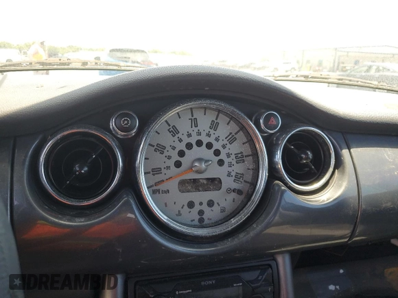 2005 MINI Convertible z VIN WMWRF33435TF61157, wystawiony jako Copart lot #54304905 z przebiegiem Nie podano mil oraz Szkoda całkowita • Salvage title. Historia ofert i sprzedaży dostępna na DreamBid. Obrazek 9.